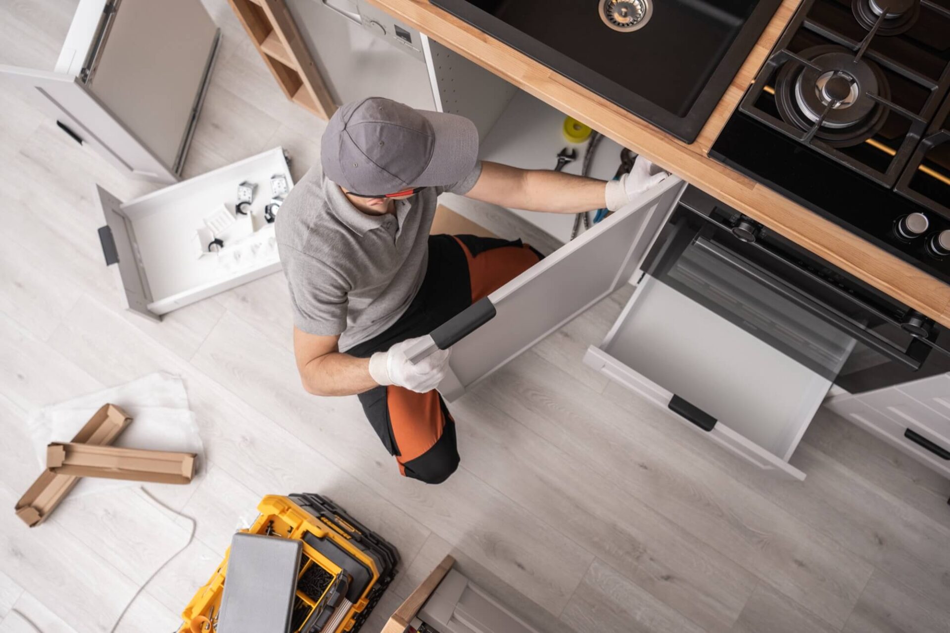 Köksrenovering i Kävlinge: Installation av dörr under vasken